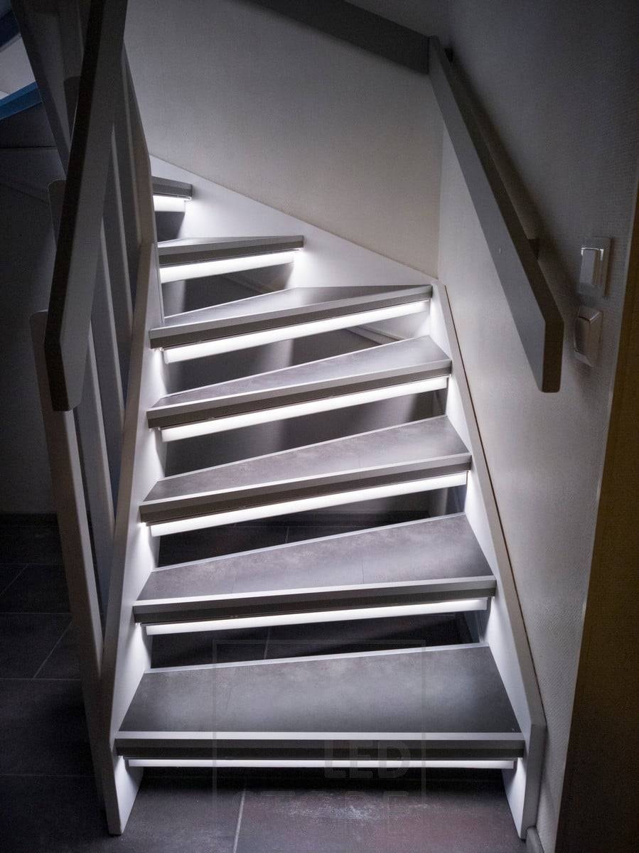 L'éclairage de l'escalier avec des bandes LED met joliment en valeur les marches.